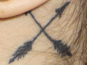 Фото и значение татуировки Стрела. Стрелы. Ear-arrow-tattoo