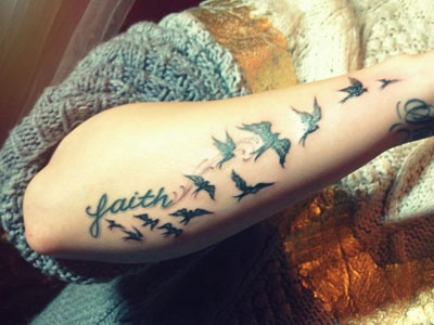 Demi Lovato tatuagem do braço pássaros