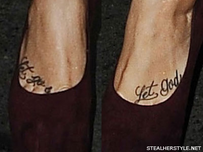 Demi Lovato láb tetoválás