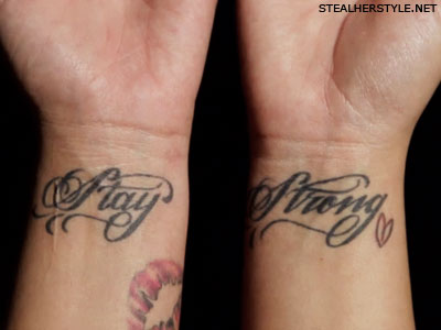 Demi Lovato erős marad tetoválás