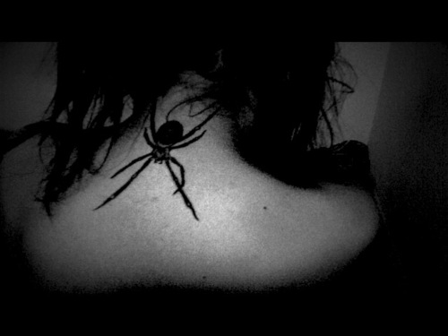 Lexus Amanda's spider neck tattoo