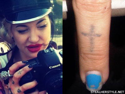On her right middle finger Porcelain has a simple black cross