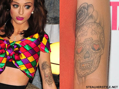In July 2011 Cher added an intricate design of a sugar skull and rose on her
