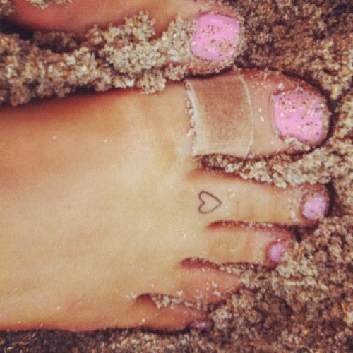 Ariana Grande heart toe tattoo