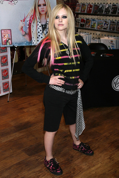 http://stealherstyle.net/wp-content/uploads/2012/12/avril-lavigne-outfit-10.jpg