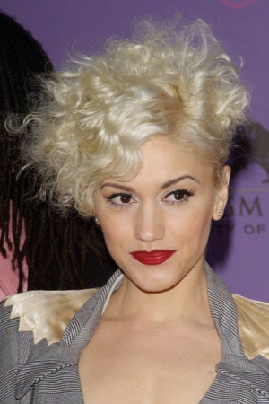 Gwen Stefani Wavy Platinum Blonde Messy Side Part Hairstyle Steal