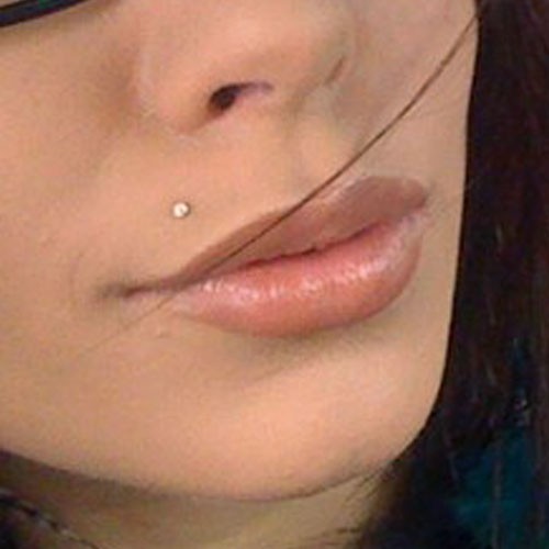 Выбритые дырки с сережкой на половых губах фото