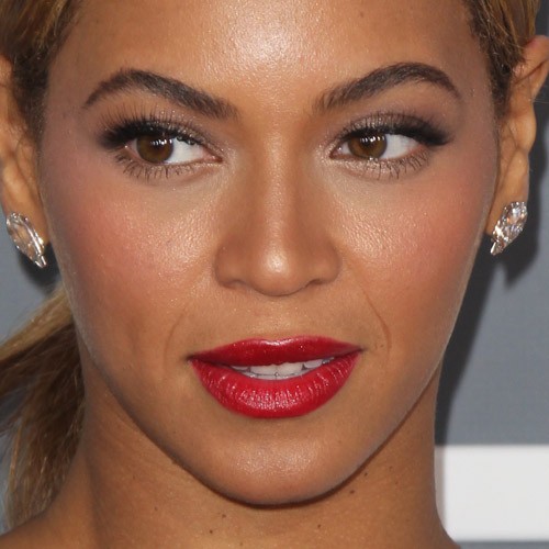 Beyoncé Makeup: Taupe Eyeshadow & Red Lipstick | Steal Her Style