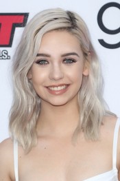 Amanda Steele Wavy Ash Blonde Loose Waves Hairstyle Steal Her Style