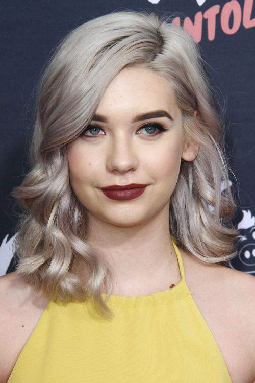 Amanda Steele Wavy Ash Blonde Blunt Cut Bob Loose Waves Hairstyle