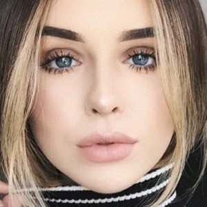 Acacia Brinley Clark Makeup: Black Eyeshadow & Purple Lipstick | Steal