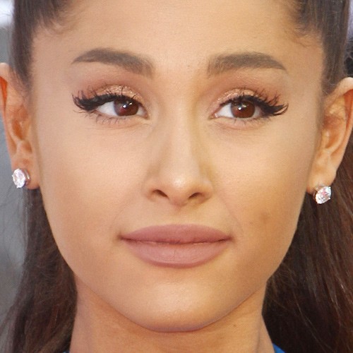 Ariana Grande Makeup: Nude Eyeshadow & Pink Lipstick 