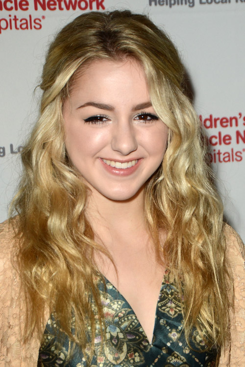 Chloe Lukasiak Wavy Honey Blonde Loose Waves Pinned Back Hairstyle