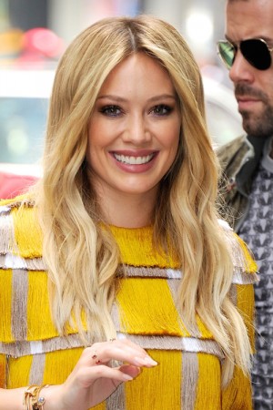 Hilary Duff Wavy Honey Blonde Loose Waves Hairstyle Steal Her Style