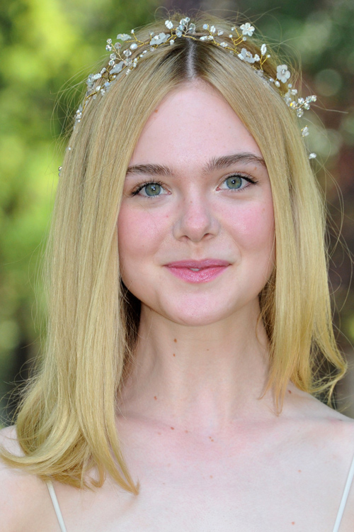 Elle Fanning Straight Honey Blonde Blunt Cut Dark Roots Hairstyle