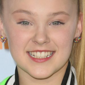 Jojo Siwa Makeup Brown Eyeshadow Silver Eyeshadow Clear Lip Gloss Steal Her Style