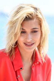 Hailey Baldwin Wavy Light Brown Platinum Blonde Bob Dark Roots