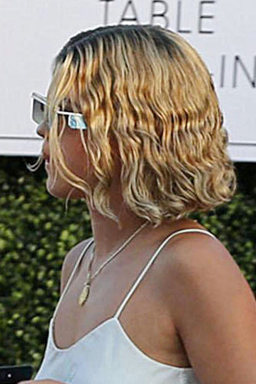 Sofia Richie Wavy Honey Blonde Bob Dark Roots Hairstyle Steal Her Style