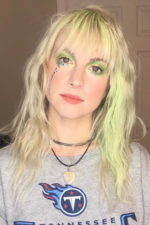 Hayley Williams Wavy Platinum Blonde Choppy Bangs Choppy Layers Colored Bangs Hairstyle