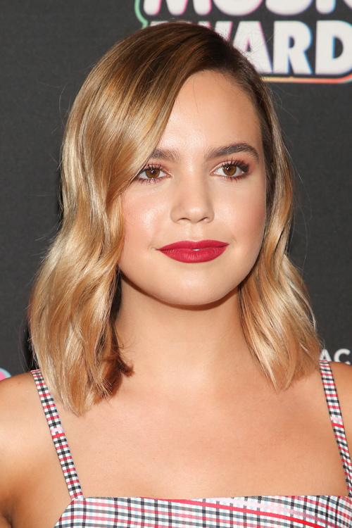 Bailee Madison Wavy Honey Blonde Dark Roots Loose Waves Hairstyle