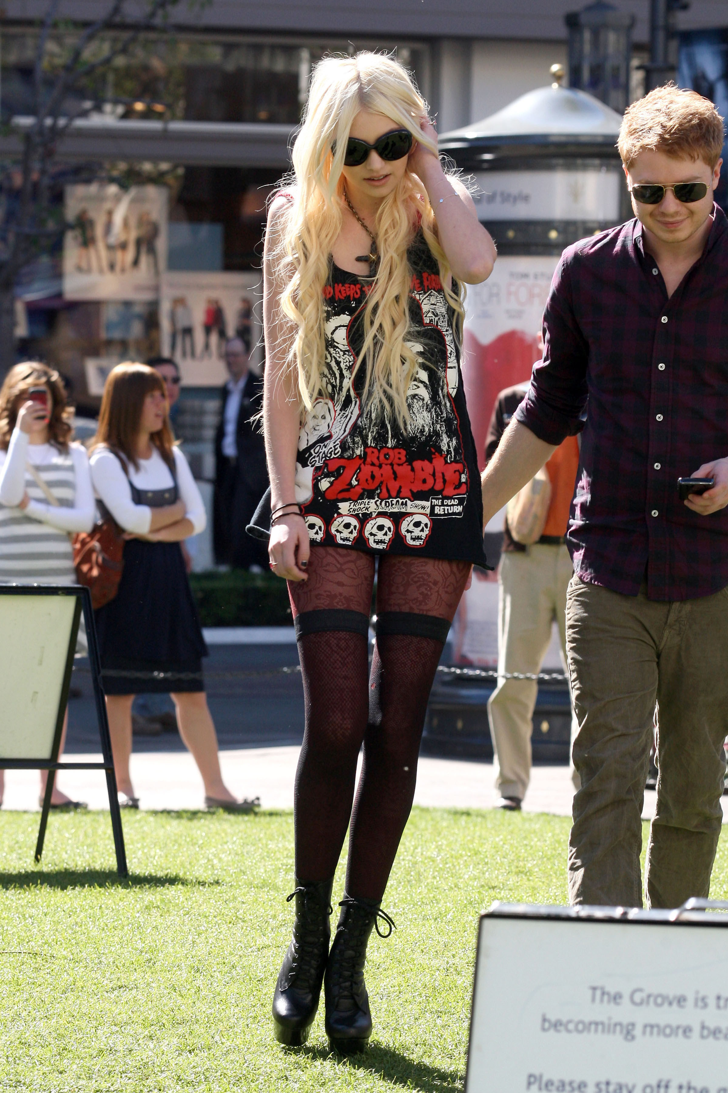 Taylor Momsen Clothing Style Taylor Momsen s Style Evolution CLXPOX Taylor Momsen Clothing Style Taylor Momsen s Style Evolution CLXPOX