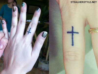 Brandi Cyrus finger cross tattoo