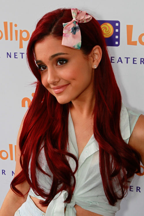 Akademi projektor Resultat Ariana Grande Wavy Red Hair Bow Hairstyle | Steal Her Style