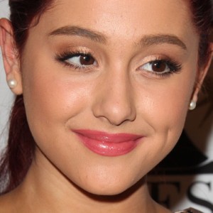 Ariana Grande Makeup: Gold Eyeshadow & Pink Lipstick | Steal Her Style