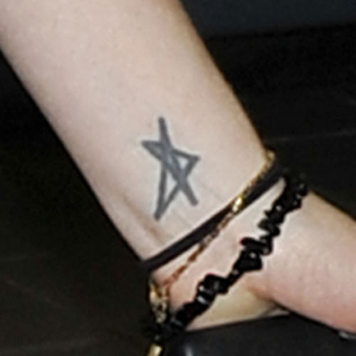 avril-lavigne-star-wrist-tattoo