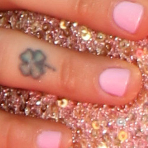 jojo-clover-finger-tattoo