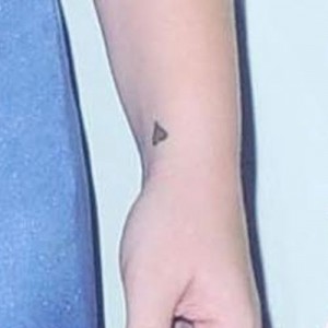Kelly Clarkson's Cross Wrist Tattoo | Steal Her Style
