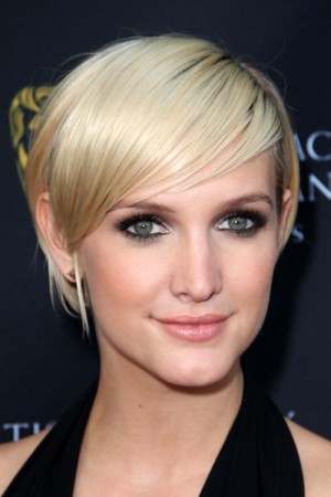 Ashlee Simpson's Hairstyles & Hair Colors | Steal Her Style