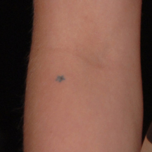 avril-lavigne-blue-star-elbow-tattoo