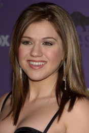 Kelly Clarkson's Hairstyles & Hair Colors | Steal Her Style