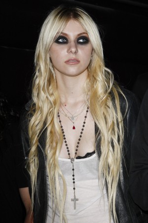 Taylor Momsen Wavy Golden Blonde Dark Roots Hairstyle | Steal Her Style