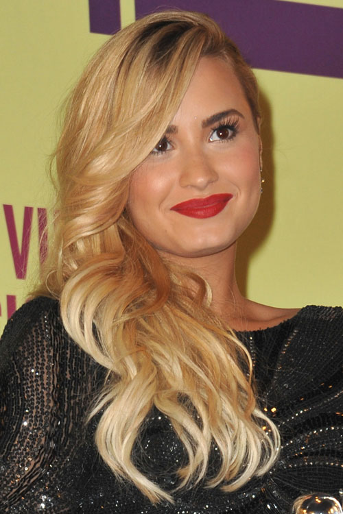 Demi Lovato S Hairstyles Hair Colors Steal Her Style Page 13