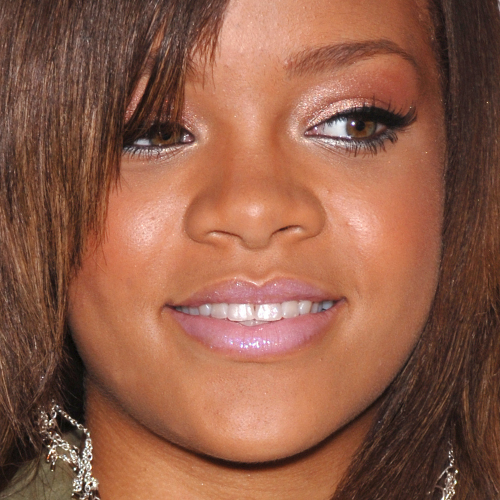 Rihanna Makeup: Bronze Eyeshadow & Red Lipstick | Steal Her Style