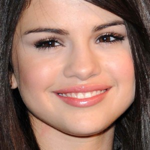 Selena Gomez Makeup: Charcoal Eyeshadow & Pale Pink Lipstick | Steal ...