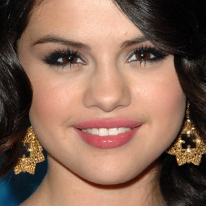 Selena Gomez Makeup: Black Eyeshadow & Pink Lip Gloss | Steal Her Style