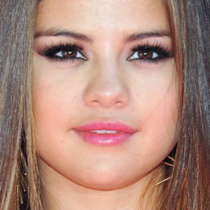 Selena Gomez Makeup: Bronze Eyeshadow & Coral Lipstick | Steal Her Style