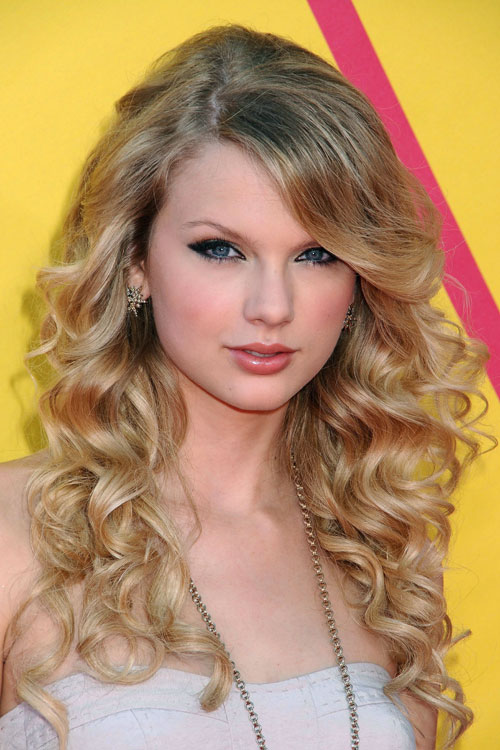 Taylor Swift Curly Golden Blonde Sideswept Bangs Hairstyle
