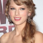 Taylor Swift Curly Honey Blonde Hairstyle | Steal Her Style