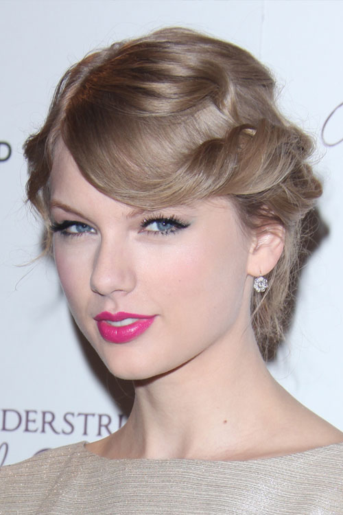 Taylor Swift S Hairstyles Hair Colors Steal Her Style Page 7