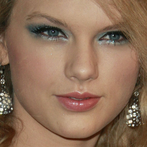 Taylor Swift Makeup Blue Eyeshadow And Pink Lip Gloss Steal Her Style