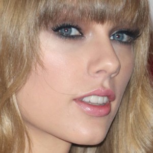 Taylor Swift Makeup: Charcoal Eyeshadow, Taupe Eyeshadow & Pink Lip