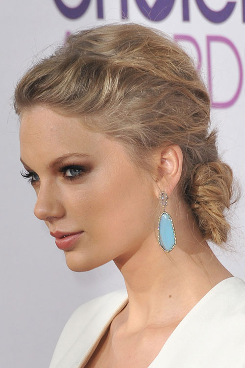 Taylor Swift Wavy Ash Blonde Updo Hairstyle Steal Her Style
