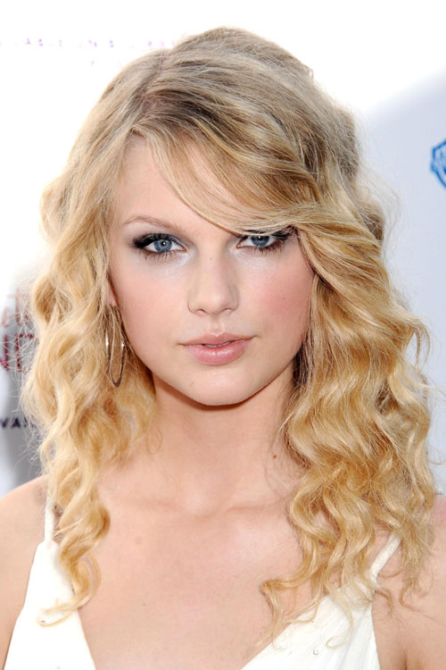 Taylor Swift is back and her natural curls are causing a sensation