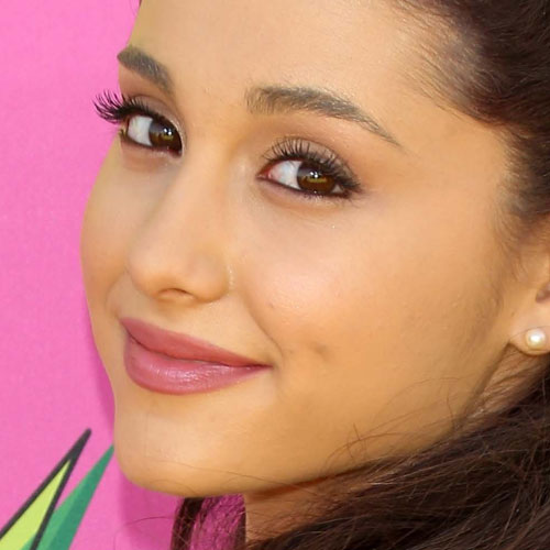 Ariana Grande Makeup: Black Eyeshadow, Nude Eyeshadow 