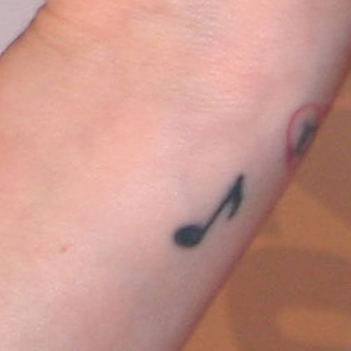 Avril Lavigne Music Notes Wrist Tattoo | Steal Her Style