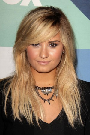 Demi Lovato Wavy Golden Blonde Dark Roots, Sideswept Bangs Hairstyle ...